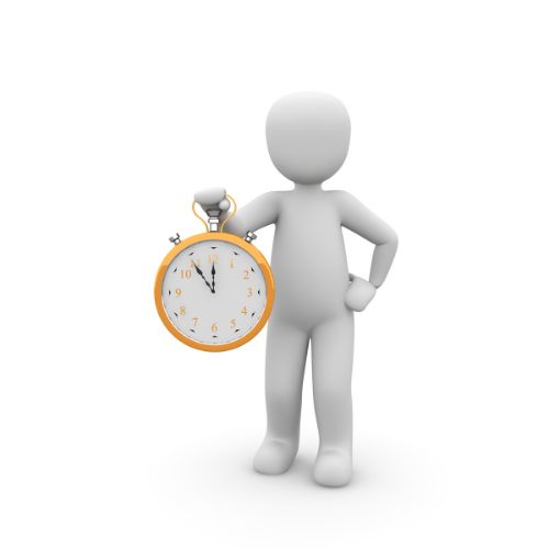 boneco segurando um relogio