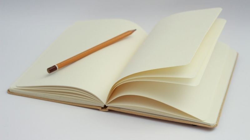 caderno e uma caneta pat ecrita terapeutica